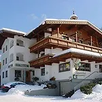 Отель Stoanerhof Майрхофен